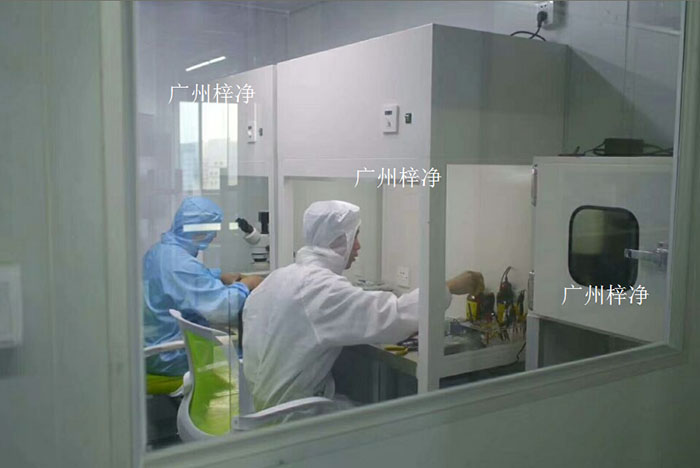 洁净工作台通过提供无菌的操作环境，有效防止空气中的尘埃、细菌等污染物进入实验区域